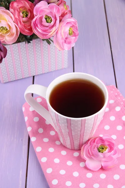 Fragrant tea with flowers on wooden table close-up — Stock Photo, Image