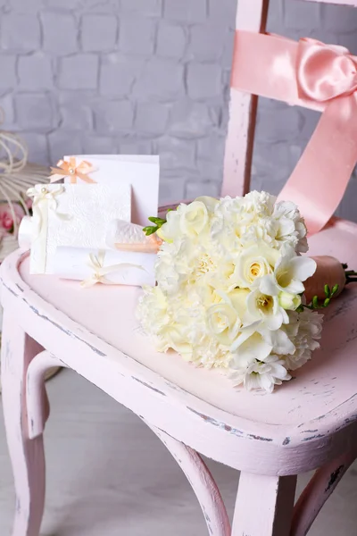 Boda hermosa naturaleza muerta con ramo en silla de madera — Foto de Stock