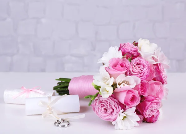 Boda hermosa naturaleza muerta con ramo en fondo de pared gris —  Fotos de Stock