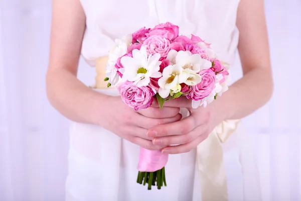 Donna mani tenendo bel bouquet da sposa — Foto Stock