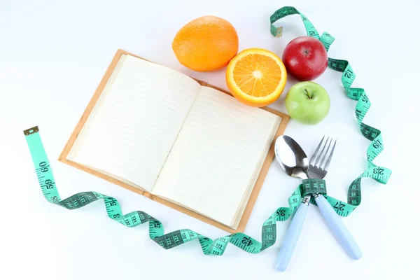 餐具与测量磁带和菜单上白色孤立的水果 — 图库照片