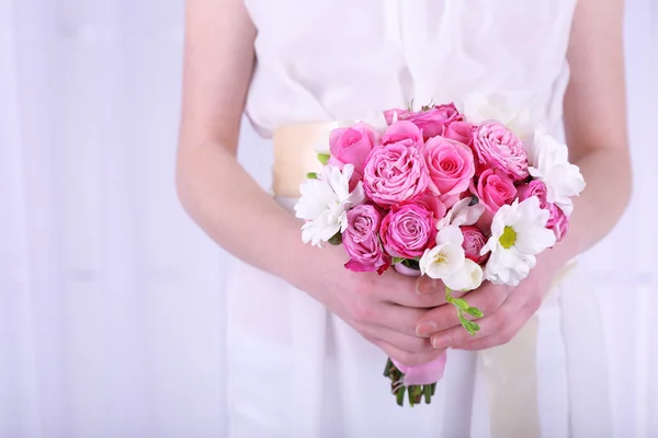 Woman hands holding beautiful wedding bouquet — Stock Photo, Image