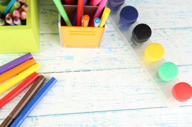 renkli ahşap zemin üzerinde çeşitli yaratıcı araçlar bileşimi