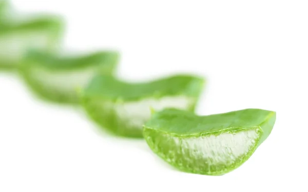 Folhas de aloés verdes frescas, isoladas a branco — Fotografia de Stock
