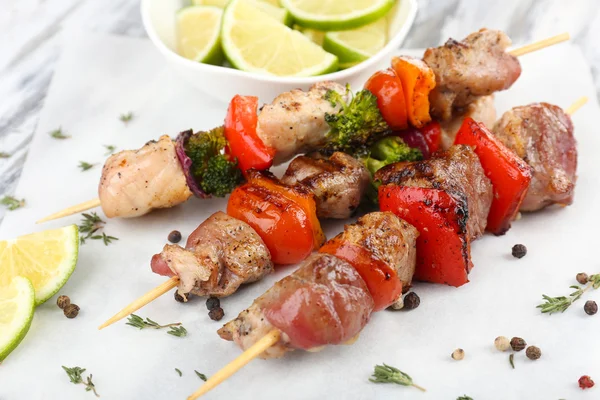 Kebab de porco na mesa de madeira close-up — Fotografia de Stock