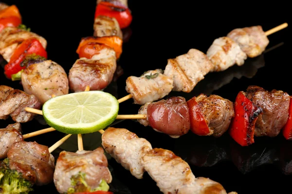 Svinekjøtt kebab på svart bakgrunn – stockfoto