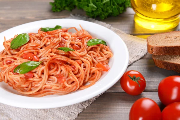 Pasta med tomatsås på tallriken på bordet närbild — Stockfoto