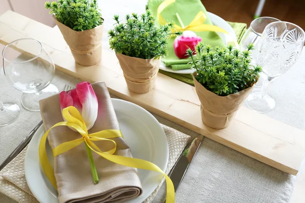 Bela configuração de mesa de mola no fundo brilhante — Fotografia de Stock