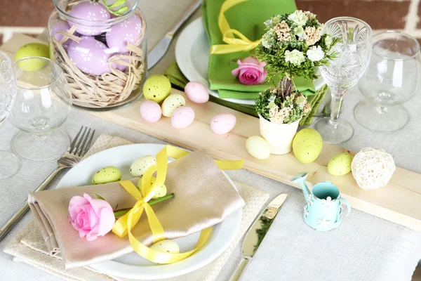 Beau décor de table de Pâques de vacances, sur fond lumineux — Photo