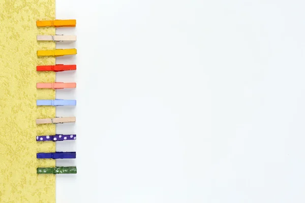 Kolorowe kołki drewniane z papieru, na białym tle — Zdjęcie stockowe