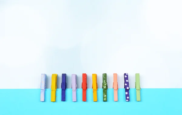 Abstrait avec des épingles en bois colorés et papier — Stockfoto