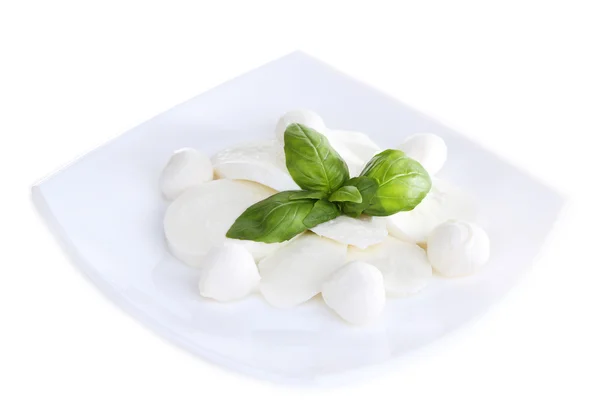 Ser smaczny mozzarella z bazylią na płytkę na białym tle — Zdjęcie stockowe