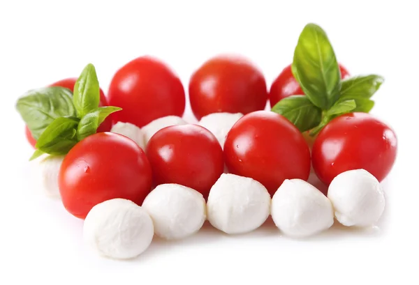 Boules de fromage mozzarella savoureuses au basilic et tomates rouges, isolées sur blanc — Photo