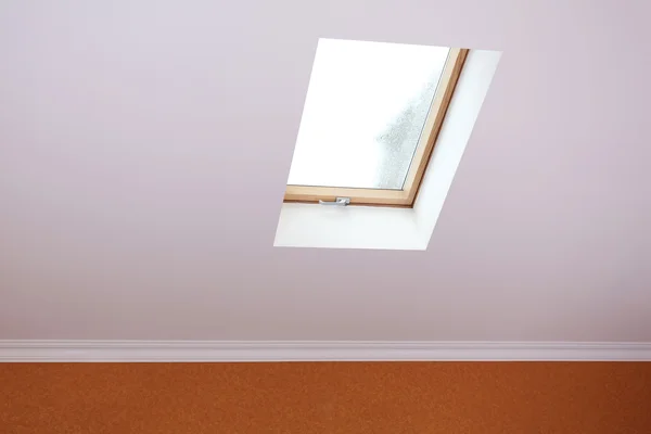 Roof skylight in new modern attic room — Stock Photo, Image