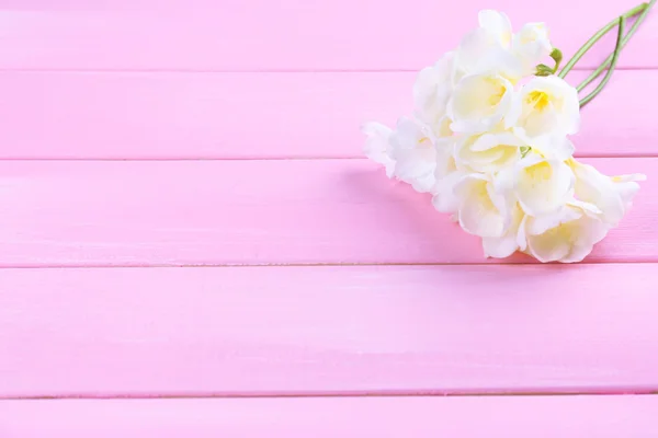 美丽小苍兰花，木制的桌子上 — 图库照片