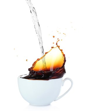 Kahve üzerine beyaz izole sıçrama ile