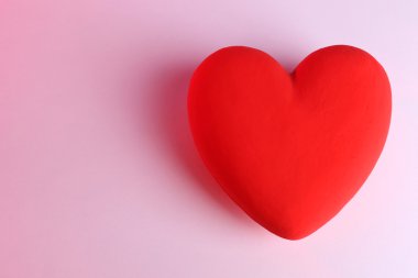 renkli arka plan üzerinde dekoratif kırmızı kalp