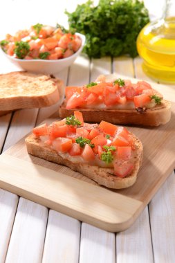 Kesme tahtasında domatesli lezzetli bruschetta.