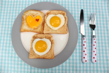 renkli peçete üzerinde plaka üzerinde ekmek ile pişmiş yumurta