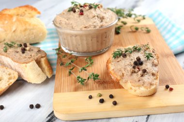 ahşap masa üstünde ekmek ile taze ezme