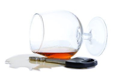 araba anahtarı ve bardak konyak, üzerinde beyaz izole kompozisyonu