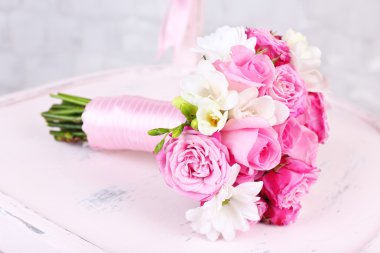 güzel düğün buketi ahşap sandalye