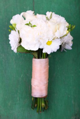 ahşap zemin üzerinde güzel düğün buketi