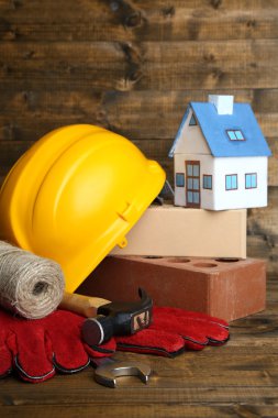 Kask, deri eldiven, araçları ve dekoratif ev ahşap arka plan ile kompozisyon