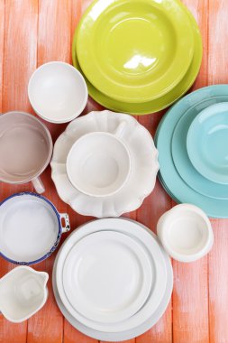 ahşap masa üzerinde farklı yemek takımı