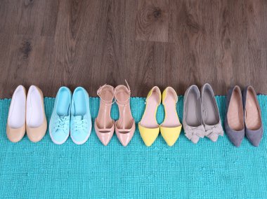 zapatos de moda femenina en la alfombra azul 