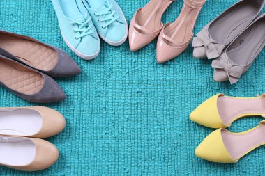 zapatos de moda femenina en la alfombra azul 