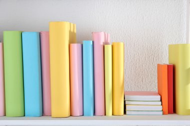 kitap raf yakın çekim