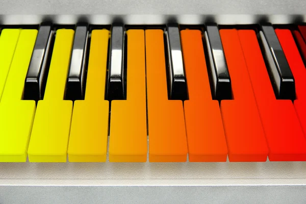 Teclado de piano colorido primer plano — Foto de Stock