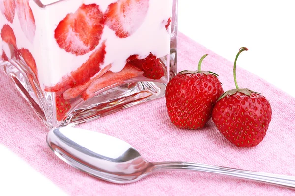 Vaso de fresas maduras con crema aislada sobre blanco —  Fotos de Stock