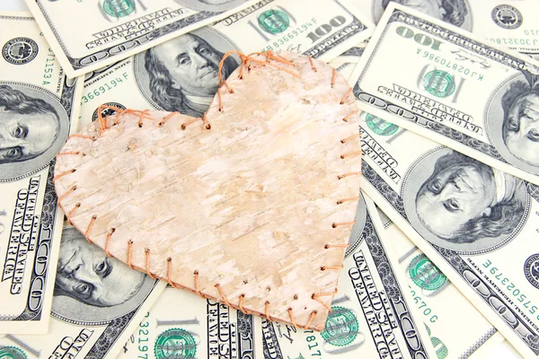 爱情和金钱的概念。心和美国货币靠拢 — 图库照片