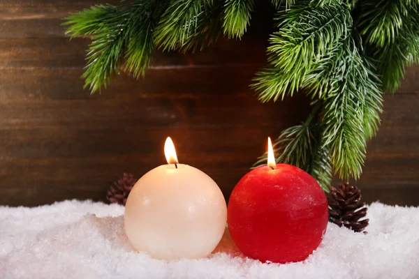 Velas encendidas sobre fondo de madera —  Fotos de Stock