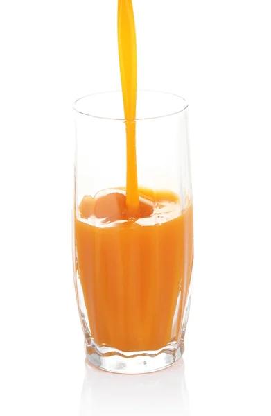 Juice häller i glas isolerat på vitt — Stockfoto