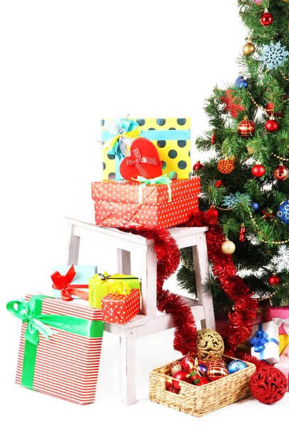 Pomul de Crăciun decorat cu cadouri izolate pe alb — Fotografie, imagine de stoc