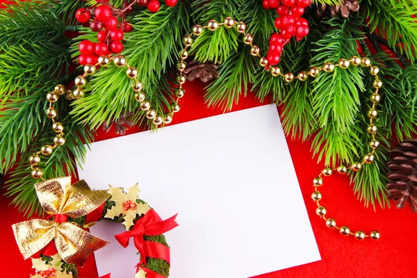 Cartão de Natal em fundo vermelho — Fotografia de Stock