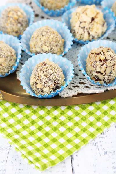 Set di caramelle al cioccolato, su vassoio, su sfondo di legno a colori — Foto Stock