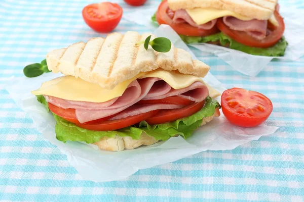 Leckeres Sandwich mit Schinken auf dem Tisch — Stockfoto