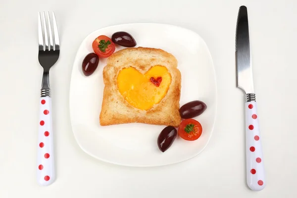 Huevos revueltos con pan en plato, en servilleta de color — Foto de Stock