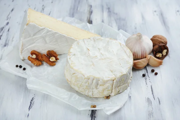 Queijo italiano saboroso na mesa de madeira — Fotografia de Stock