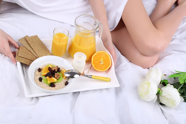 Mulher na cama com café da manhã leve — Fotografia de Stock