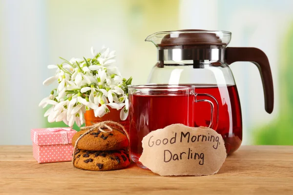 Välsmakande ört te och kakor på träbord — Stockfoto