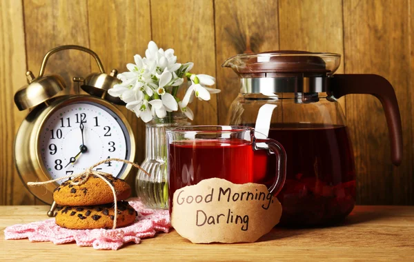 Leckerer Kräutertee und Kekse auf Holztisch — Stockfoto