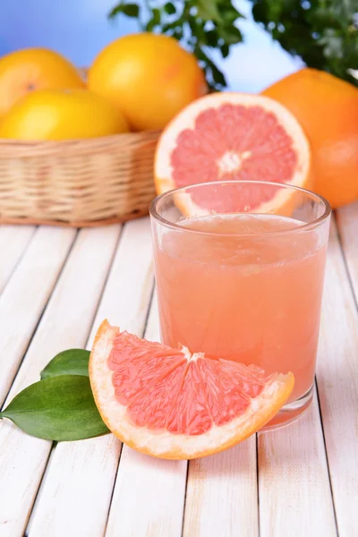 Zralý grapefruit s džusem na stole zblízka — Stock fotografie