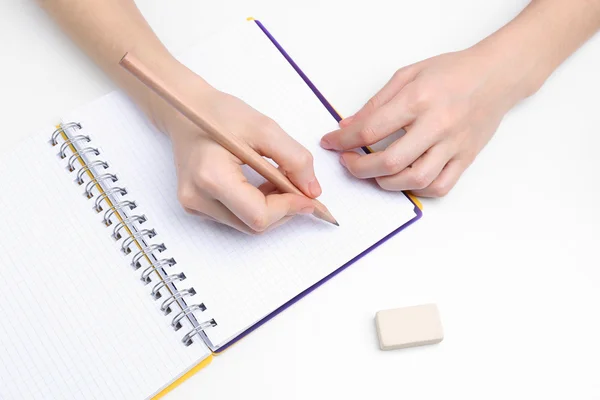 Manos humanas con lápiz y borrar goma y cuaderno, aislado en blanco —  Fotos de Stock