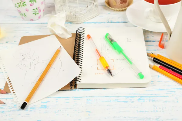 ノートと鉛筆木製テーブルのクローズ アップの組成 — ストック写真
