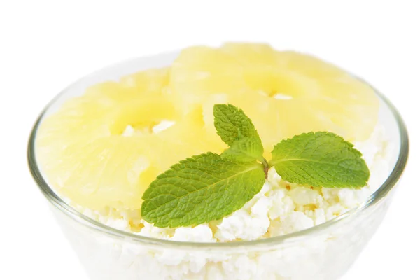 Μπολ με νόστιμο τυρί cottage με ανανά, που απομονώνονται σε λευκό — Φωτογραφία Αρχείου
